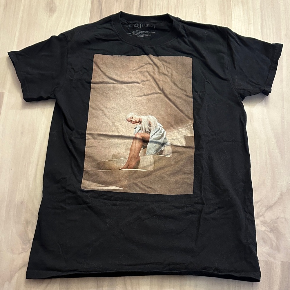 4/$20🙈Ariana Grande Black Tee with Artistic Print